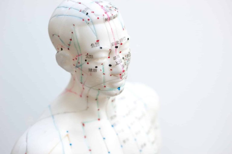Acupuncture - gros plan sur l'oreille