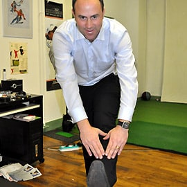 Les deux jambes tendues, penchez vous doucement et progressivement vers l’avant, bras tenus, jusqu’à ce que vos doigts touchent votre chaussure puis vos orteils.