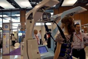 Un robot dans les salons Innorobo