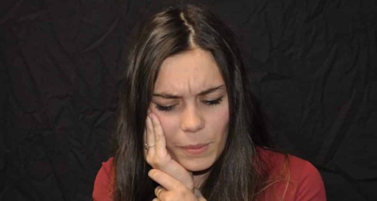 Femme qui a très mal à une dent