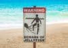 Un avertissement contre les méduses sur une plage.