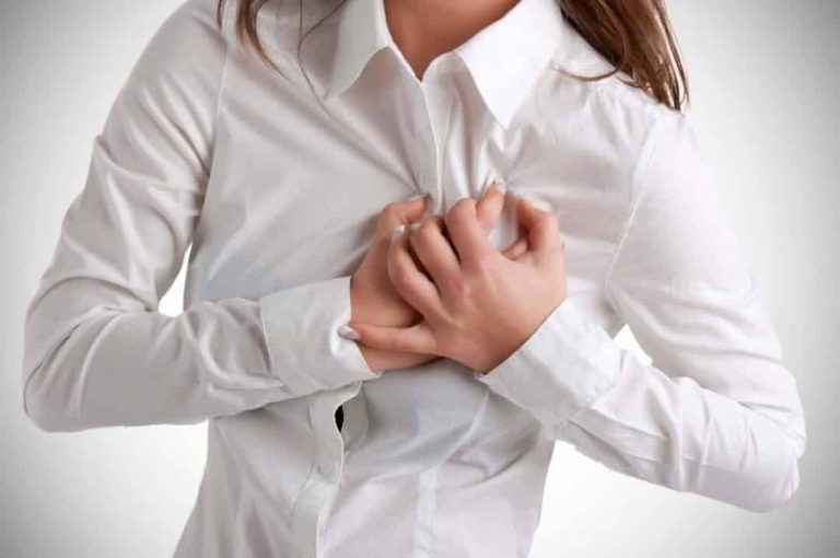 Femme subissant un infractus de myocarde