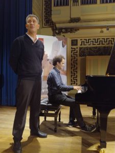 Le Dr Gérard Mick en compagnie du pianiste Florian Caroubi, à l’occasion d’une conférence organisée le 11 octobre salle Molière à Lyon, à l’initiative de la Fondation APICIL.
