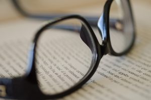 Mieux lire avec des verres progressifs, un vrai... progrès