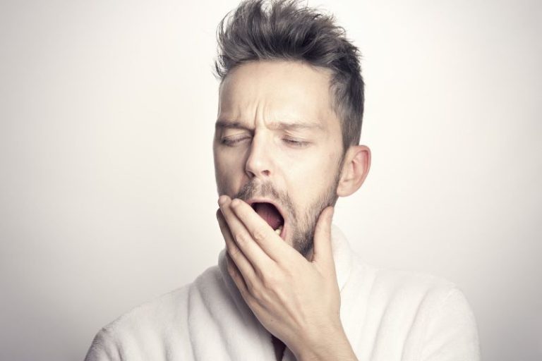 un jeune homme victime d’insomnie