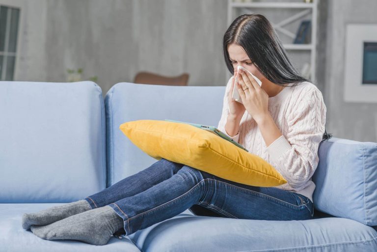 image d'une femme allergique en train de se moucher ma santé