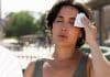 Insolation : comment l’éviter et la soigner ? Une femme souffrant du soleil et de la chaleur, victime d'une insolation.