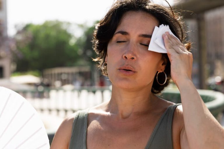 Une femme souffrant du soleil et de la chaleur, victime d'une insolation.