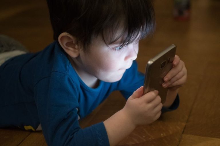 un enfant qui est trop souvent devant un écran peut être dangereux
