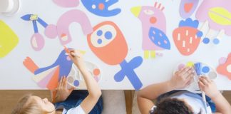 Deux petites filles réalisant des peintures artistiques
