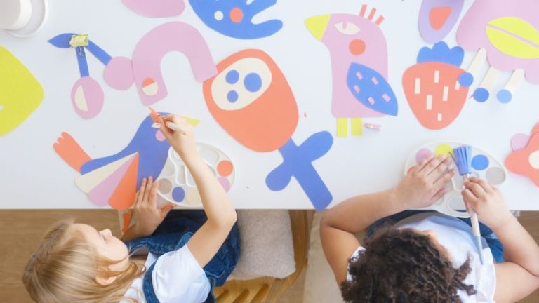 Deux petites filles réalisant des peintures artistiques