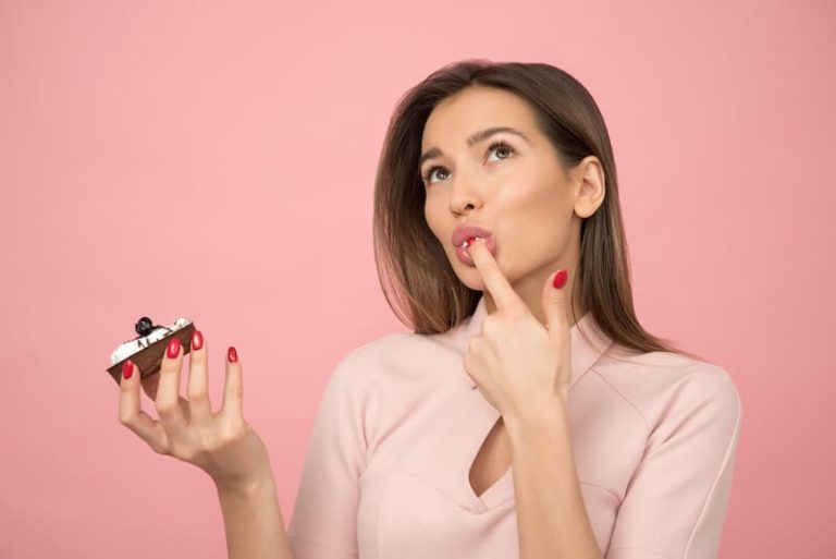 Une jeune femme se demande si elle a faim.