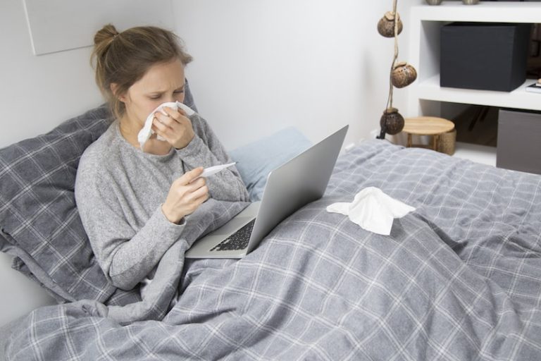 coronavirus Covid-19 arrêt de travail Auvergne Rhône Alpes conseils droits salariés _RaSante ©Freepik