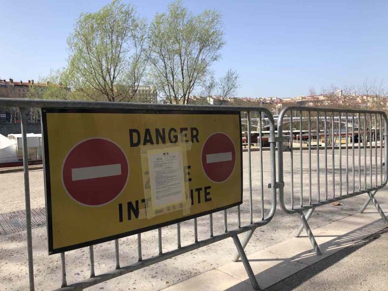 Confinement lié au coronavirus. Les berges du Rhône fermées.