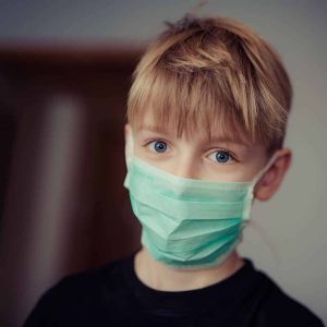 apprendre aux enfants à se protéger du coronavirus avec un masque ©CCO
