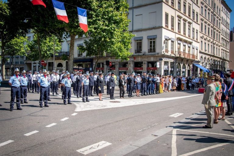 hommage fête nationale soignants lyon