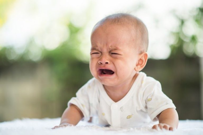 les pleurs d’un bébé peuvent avoir plusieurs explications