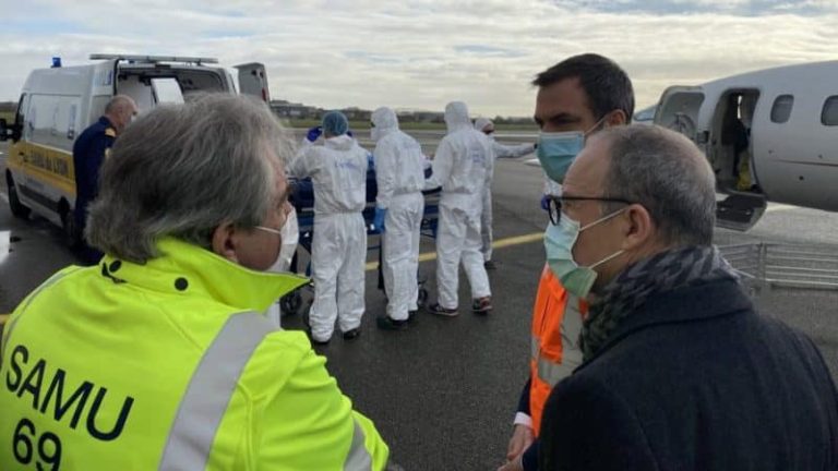 Olivier Véran à l'aéroport Lyon-Bron