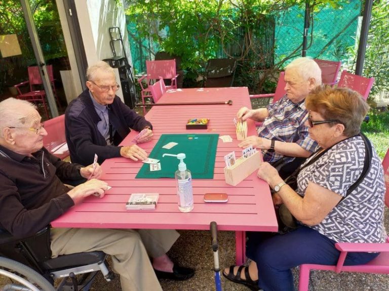 Séniors : le jeu de société et ses atouts thérapeutiques
