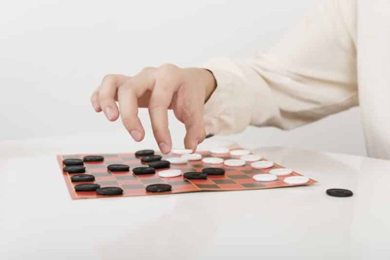 Jeux de sociétés : et si jouer aidait la santé cognitive ? © Freepik