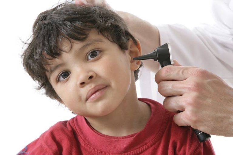 L'otite, une maladie propre aux enfants.