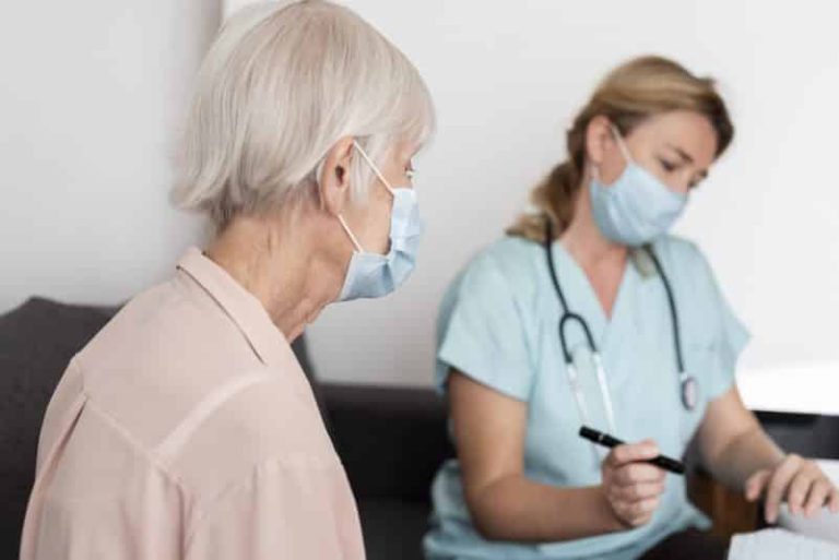 Vaccination chez les seniors : quelles réactions ? © Freepik