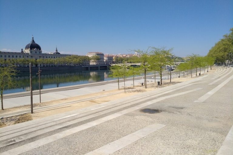 Berges du Rhône désertes pendant la pandémie de Covid-19