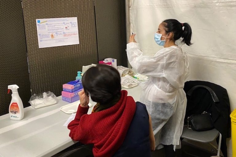 Vaccination Covid-19 : objectif 2000 vaccins par jour au vaccinodrome de Lyon Gerland.