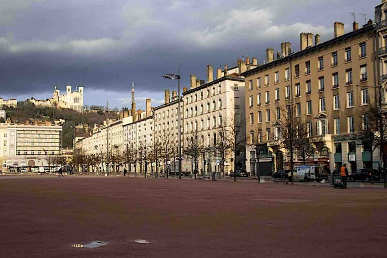 lyon confinement place bellecour
