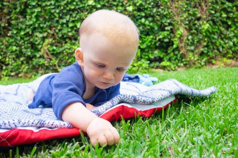 Les bienfaits d'une vie en plein air pour les bébés.