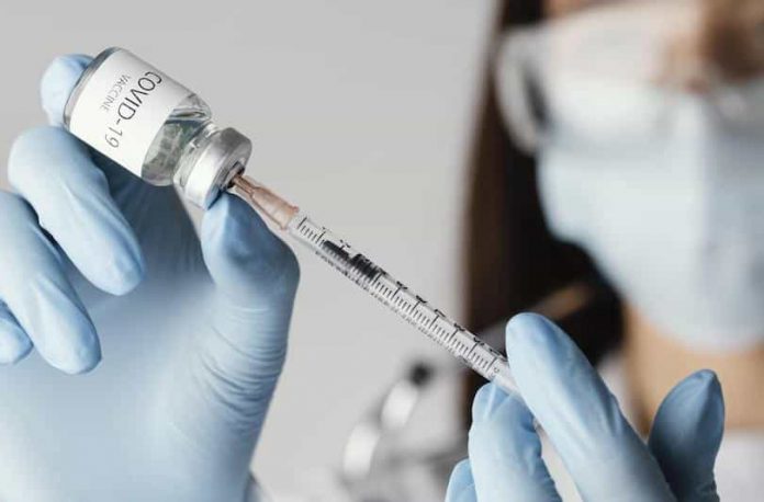 Médecin préparant un vaccin contre la Covid-19.