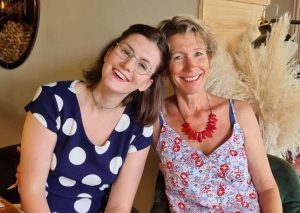 Clémence, diagnostiquée TDA/H, avec sa mère Claudine.