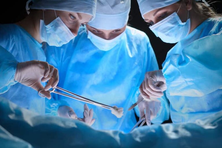 Intervention chirurgicale à l'hôpital.