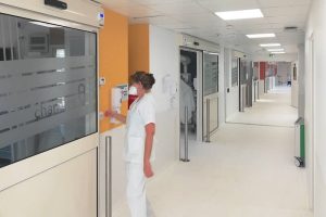 Le nouveau service de ranimation de l'hôpital cardiologique Louis Pradel, à Lyon, ''l'une des plus belles de France''.
