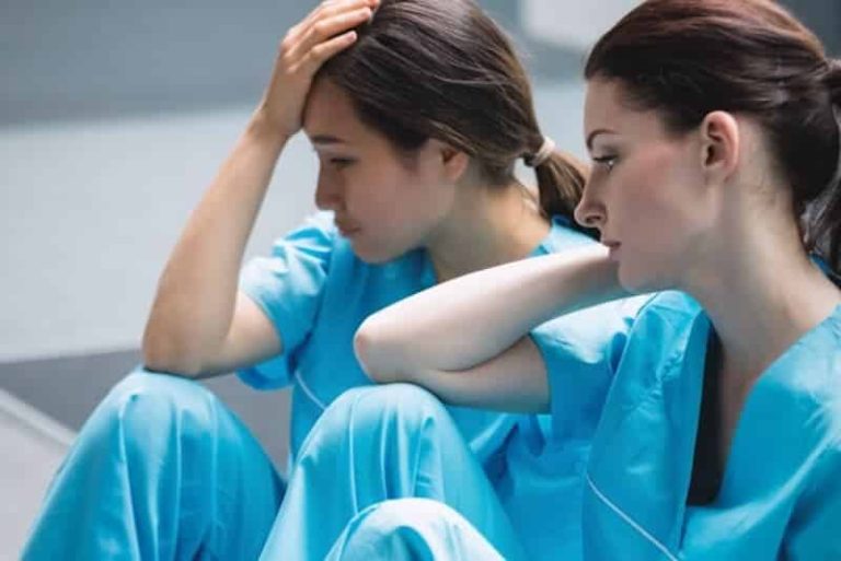 Dans les couloirs des hôpitaux français, les soignants ont de plus en plus de mal à cacher leur mal-être.