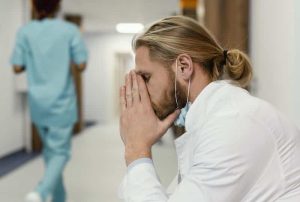 La criose couve à l'hôpital public, où les soignants n'en peuvent plus.