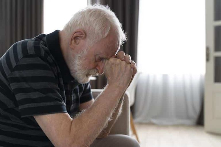 malade souffrance Alzheimer senior vieillir _ ra Sante