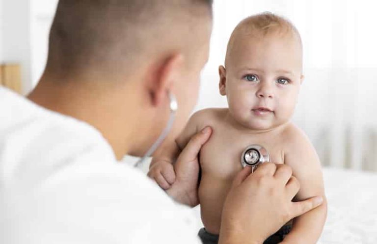 Un médecin prend en charge un bébé atteint de bronchiolite.