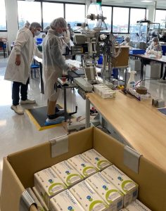 6 à 7 000 boîtes de 5 autotests sont produites chaque jour à Messimy dans les locaux des laboratoires Boiron.