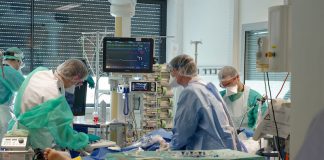 Un patient Covid-19 pris en charge à l'hôpital de la Croix-Rousse, à Lyon, durant la première vague de l'épidémie au printemps 2020.