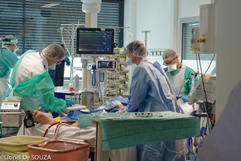 Un patient Covid-19 pris en charge à l'hôpital de la Croix-Rousse, à Lyon, durant la première vague de l'épidémie au printemps 2020.