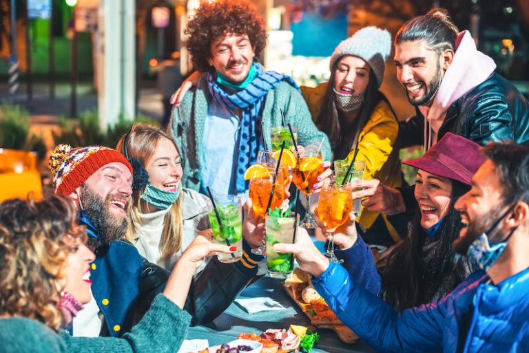 Des amis font la fête en période d'épidémie de Covid-19.