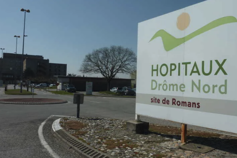 L'entrée de l'hôpital de Romans-sur-Isère, dans la Drôme.