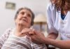 Grand-âge et autonomie : prendre soin, c’est d’abord un métier Une ifirmière en Ehpad prenant soin de sa patiente âgée.