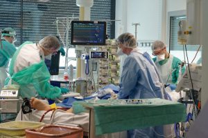 Le service de réanimation de ll'hôpital de la Croix-Rousse pen-dant la première vague de Covid-19, au printemps 2020.