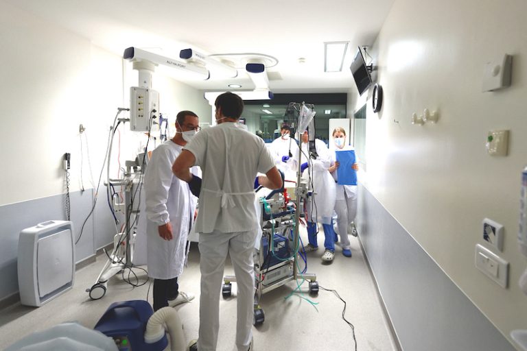 Les services de réa à l'hôpital de la Croix-Rousse durant la première vague du Covid-19.