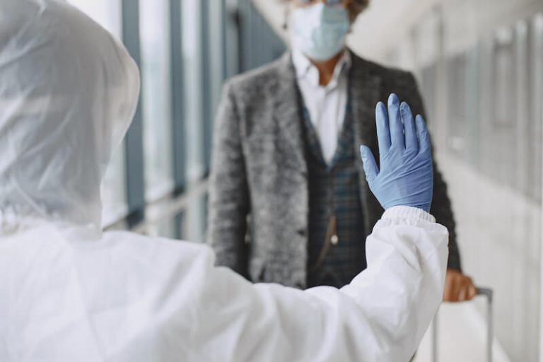 Face à l'émergence du variant Omicron, de nombreux pays ferment leurs frontières et suspendent les vols vers l'Afrique.