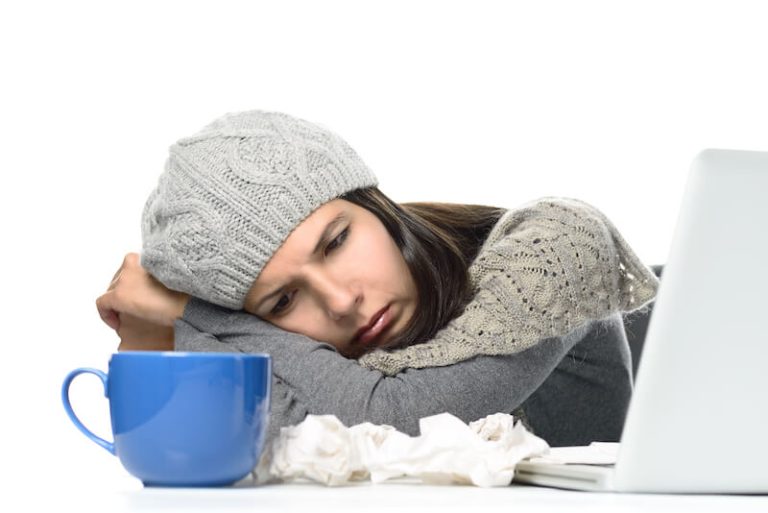 Une jeune femme en pleine déprime hivernale.