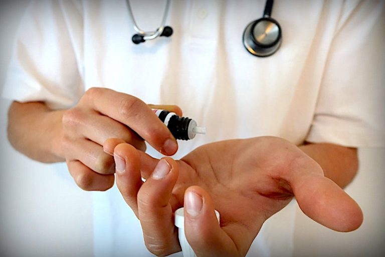 Un médecin présente un remède à base d'homéopathie.