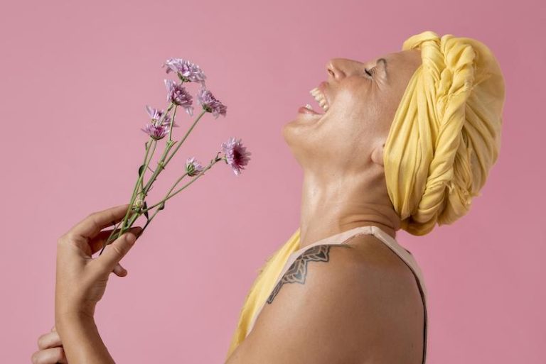 Une femme atteinte du cancer se soigne par aromathérapie et homéopathie.